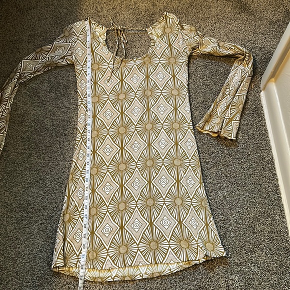 Retro Bell sleeve sand colored patterned dress - Picture 6 of 7